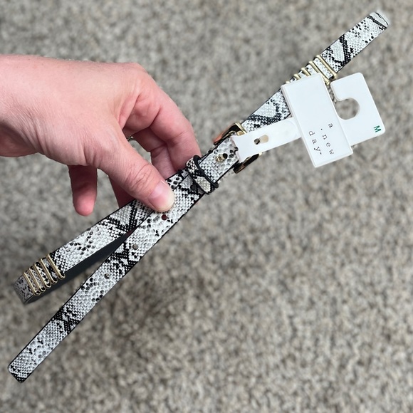 NWT snakeskin print belt with gold detail - Picture 1 of 4